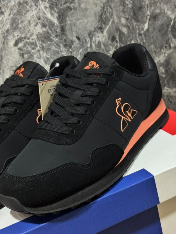 Le Coq Astra Neon